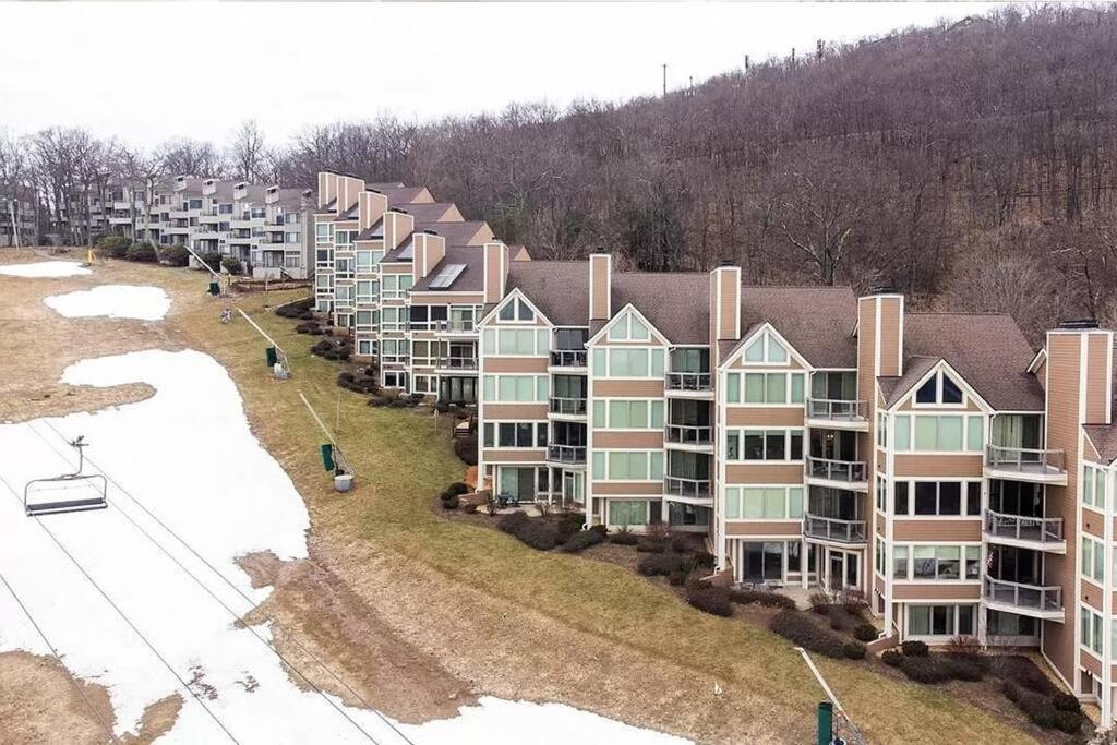 Diamond Adventure Slope Side With Foosball And Arcade At Wintergreen Resort Exterior foto