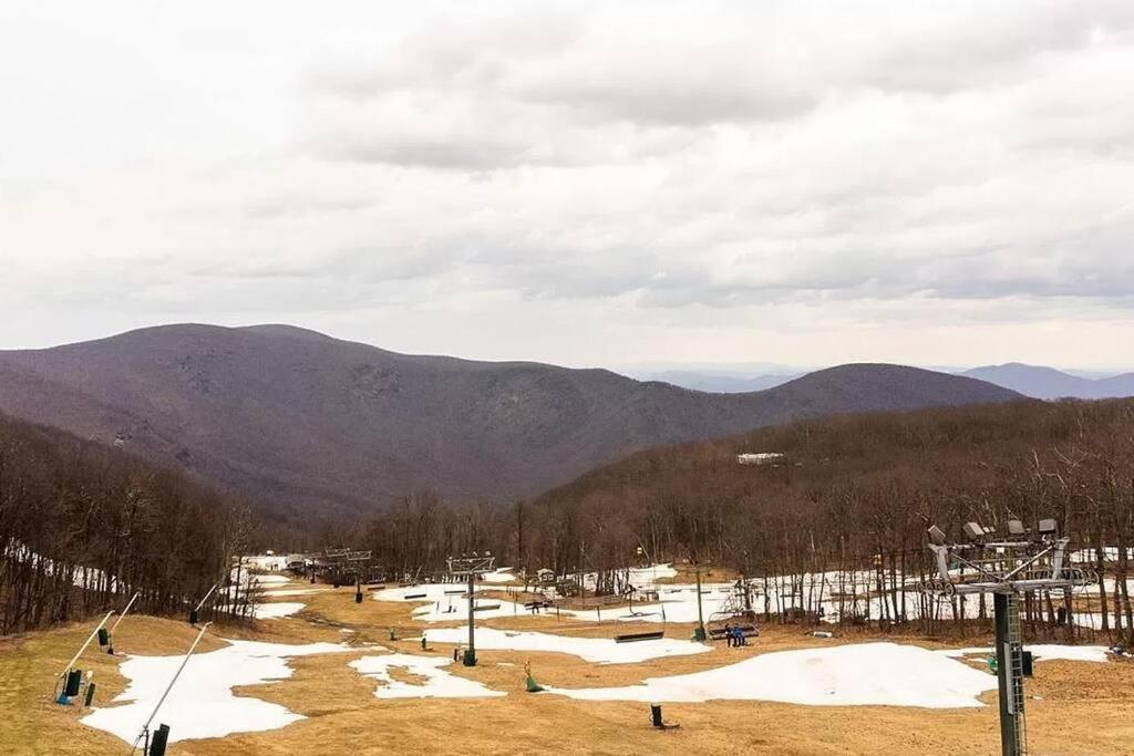 Diamond Adventure Slope Side With Foosball And Arcade At Wintergreen Resort Exterior foto