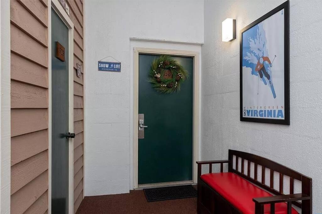 Diamond Adventure Slope Side With Foosball And Arcade At Wintergreen Resort Exterior foto