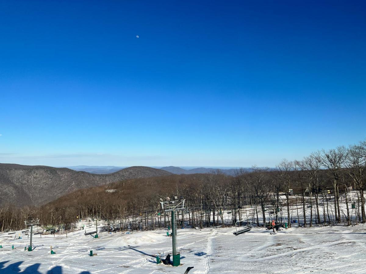 Diamond Adventure Slope Side With Foosball And Arcade At Wintergreen Resort Exterior foto